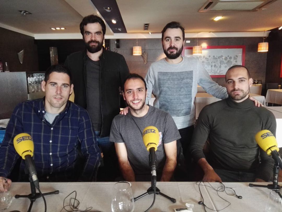 Sentados, de izquierda a derecha, Jorge García Torre, Pablo Acebal y Jairo Álvarez. De pie, los periodistas Andrés Maese y David González.