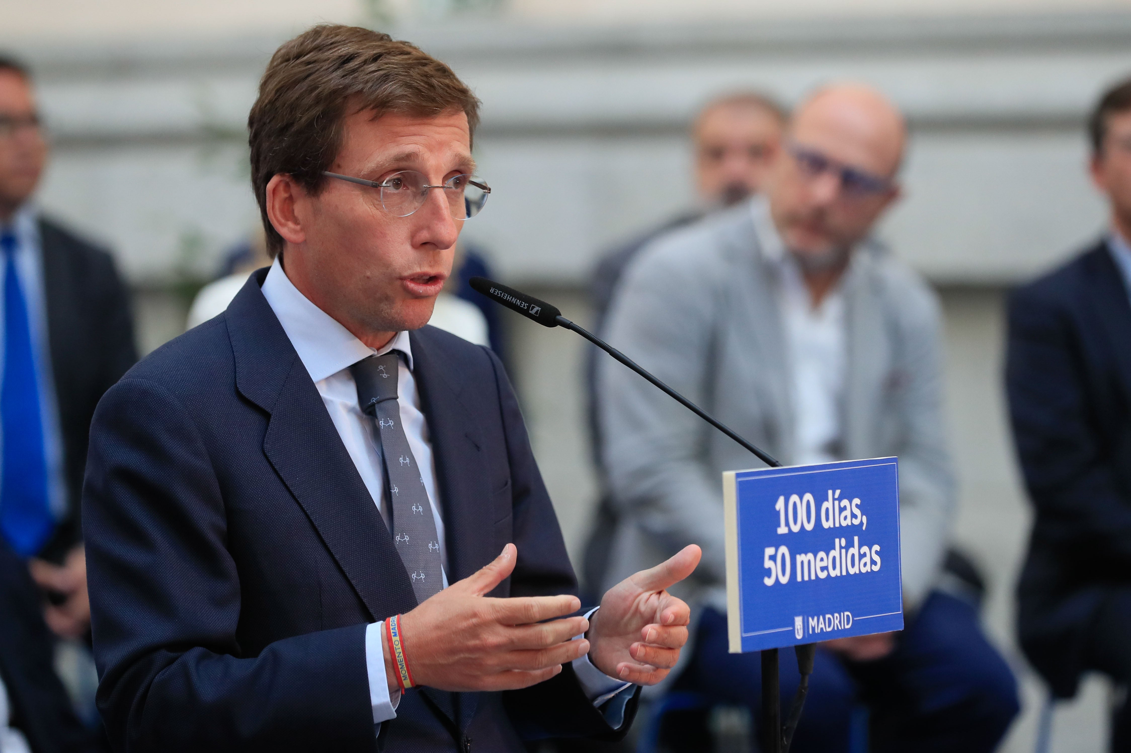 MADRID, 25/09/2023.- El alcalde de Madrid, José Luis Martínez-Almeida, ofrece una rueda de prensa para detallar la actividad desarrollada en sus primeros 100 días de mandato, este lunes en el palacio de Cibeles. EFE/ Fernando Alvarado
