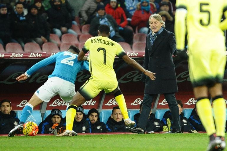 Roberto Mancini dando instrucciones a Kondogbia.