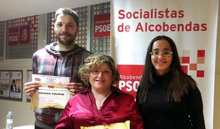 La concejala socialista, Critina Martínez, entregó los premios a los ganadores del Certamen de Microrrelatos por la Igualdad: Raúl Clavero y Mar Vilches