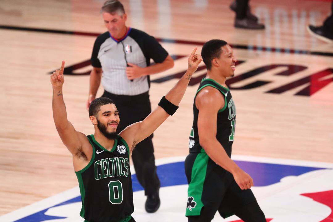 Jayson Tatum y Grant Williams celebran la victoria. 