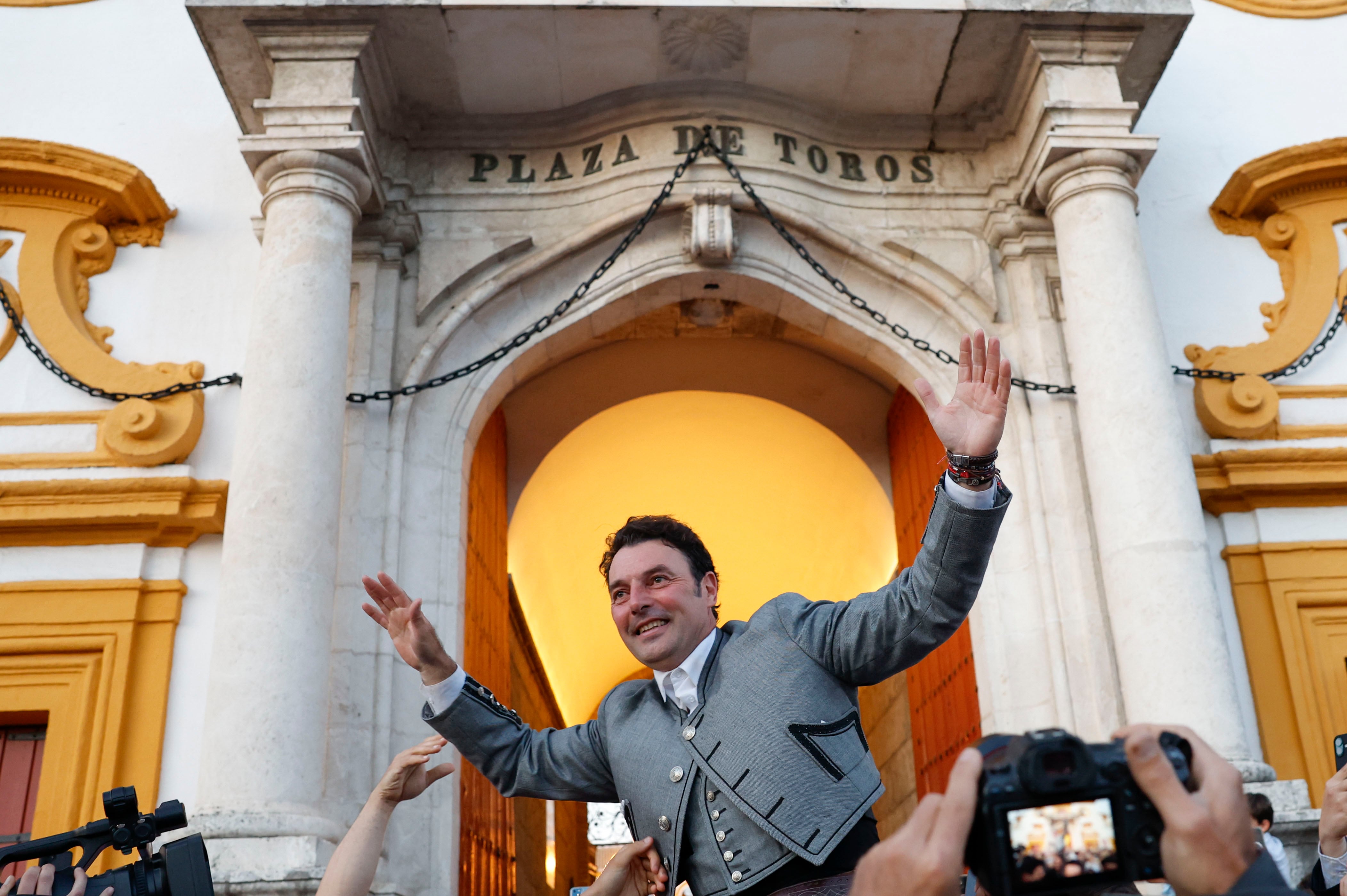 SEVILLA, 19/04/2026.- El rejoneador Andy Cartagena sale a hombros a la finalización de la corrida de rejones que se ha celebrado este domingo en la plaza de toros de La Maestranza, en Sevilla. EFE / Julio Muñoz.