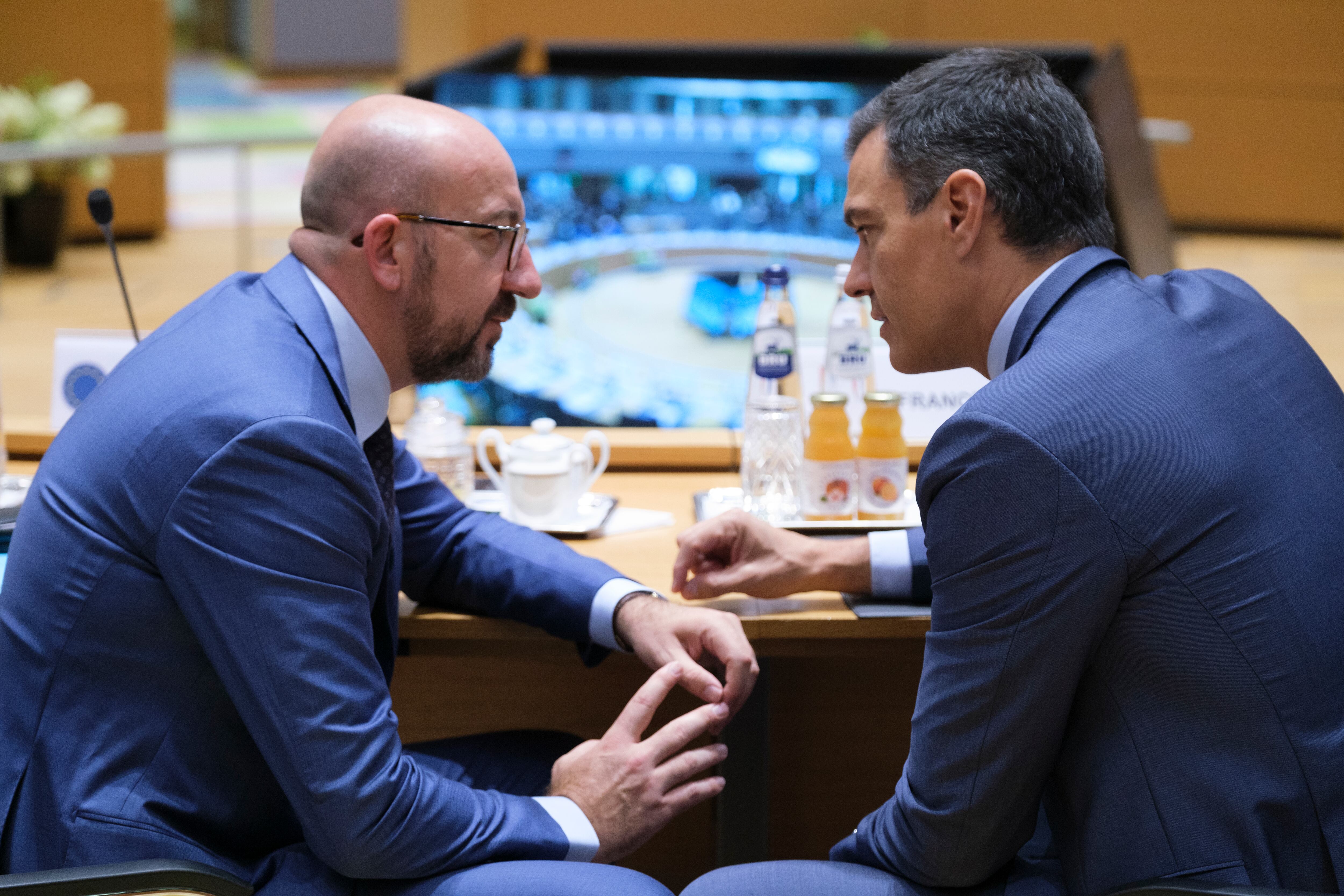 Pedro Sánchez charla con el presidente del Consejo Europeo Charles Michel en Bruselas el pasado año