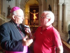 Momento de la entrevista que manteníamos con el nuevo Obispo, Amadeo Rodríguez Magro, con la imagen del Cristo de la Misericordia al fondo