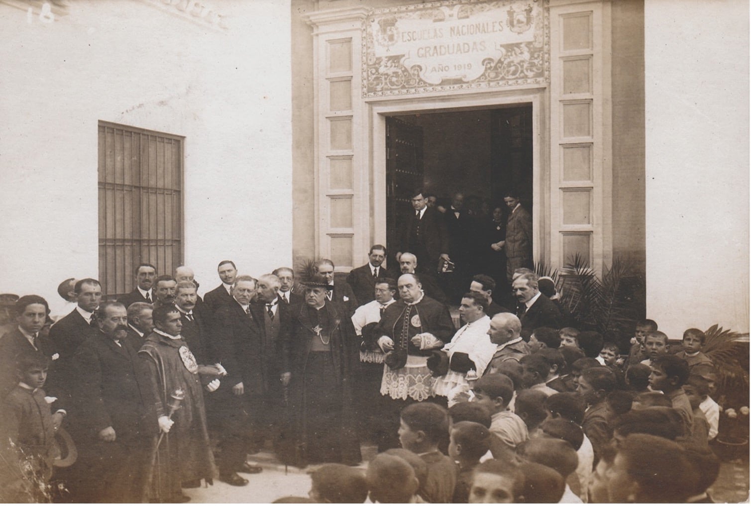 Escuelas Graduadas inauguradas en 1919, lugar donde se ubicaba la Escuela de San José. Álbum fotográfico de A. Pereira