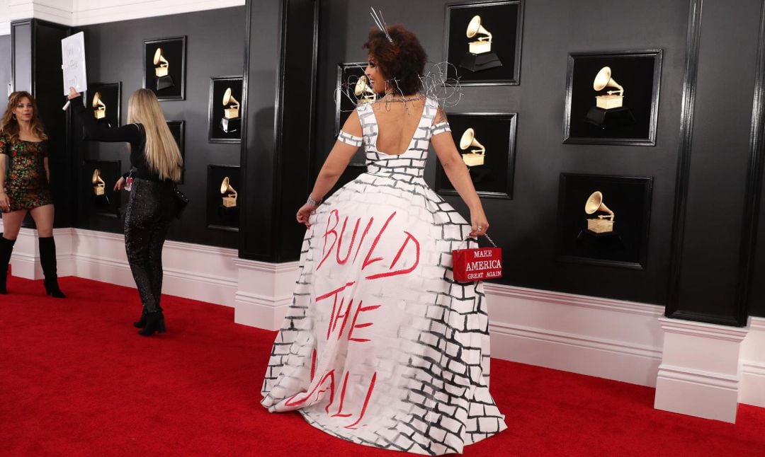 La artista posa su vestido durante los Premios Grammy. 