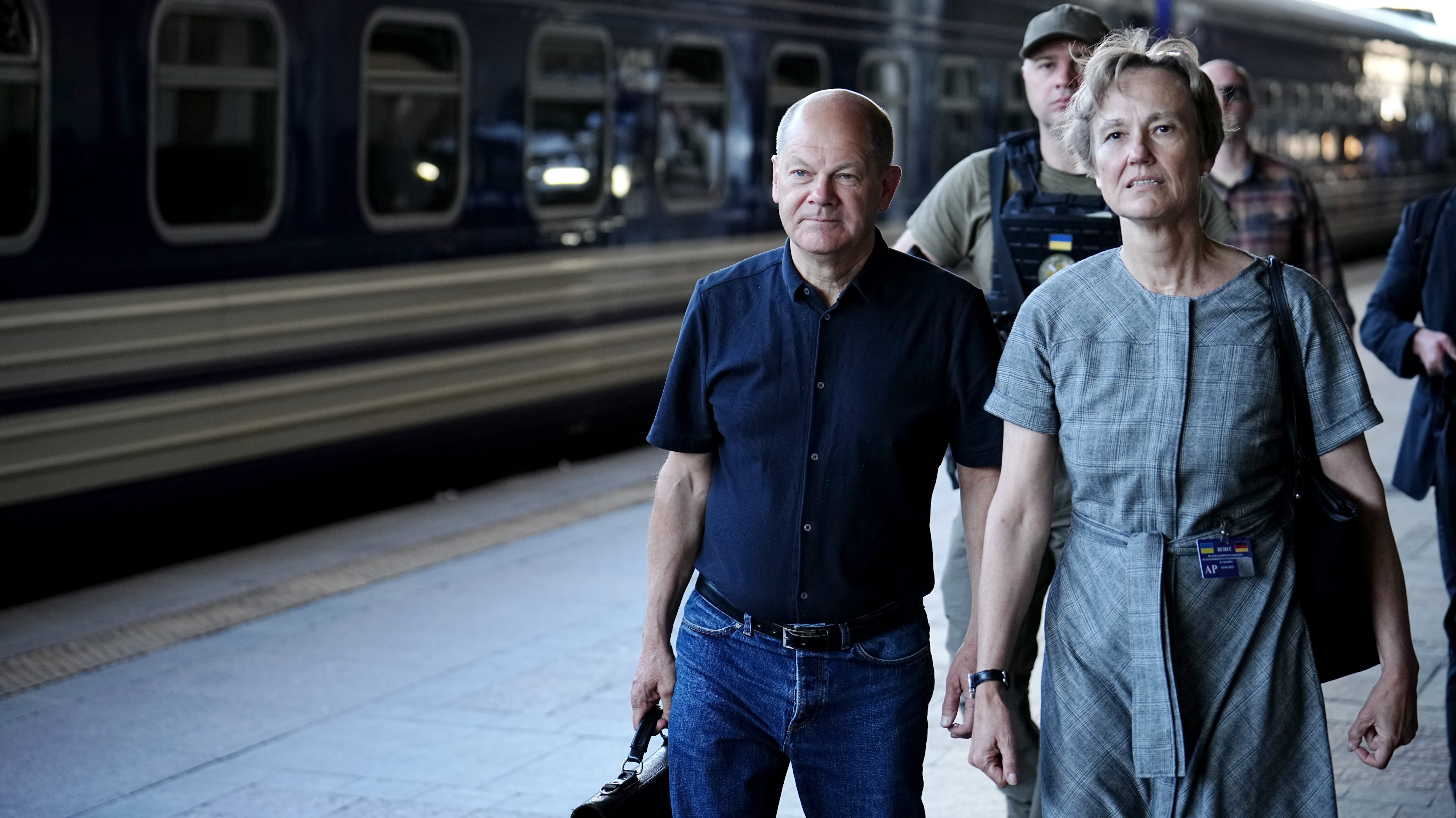 Olaf Scholz y Anka Feldhusen, en una visita del canciller alemán a Kiev.