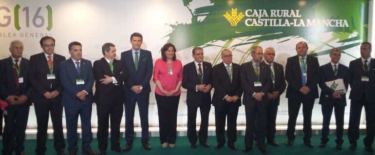 Foto de familia en la Asamblea General de Caja Rural CLM 