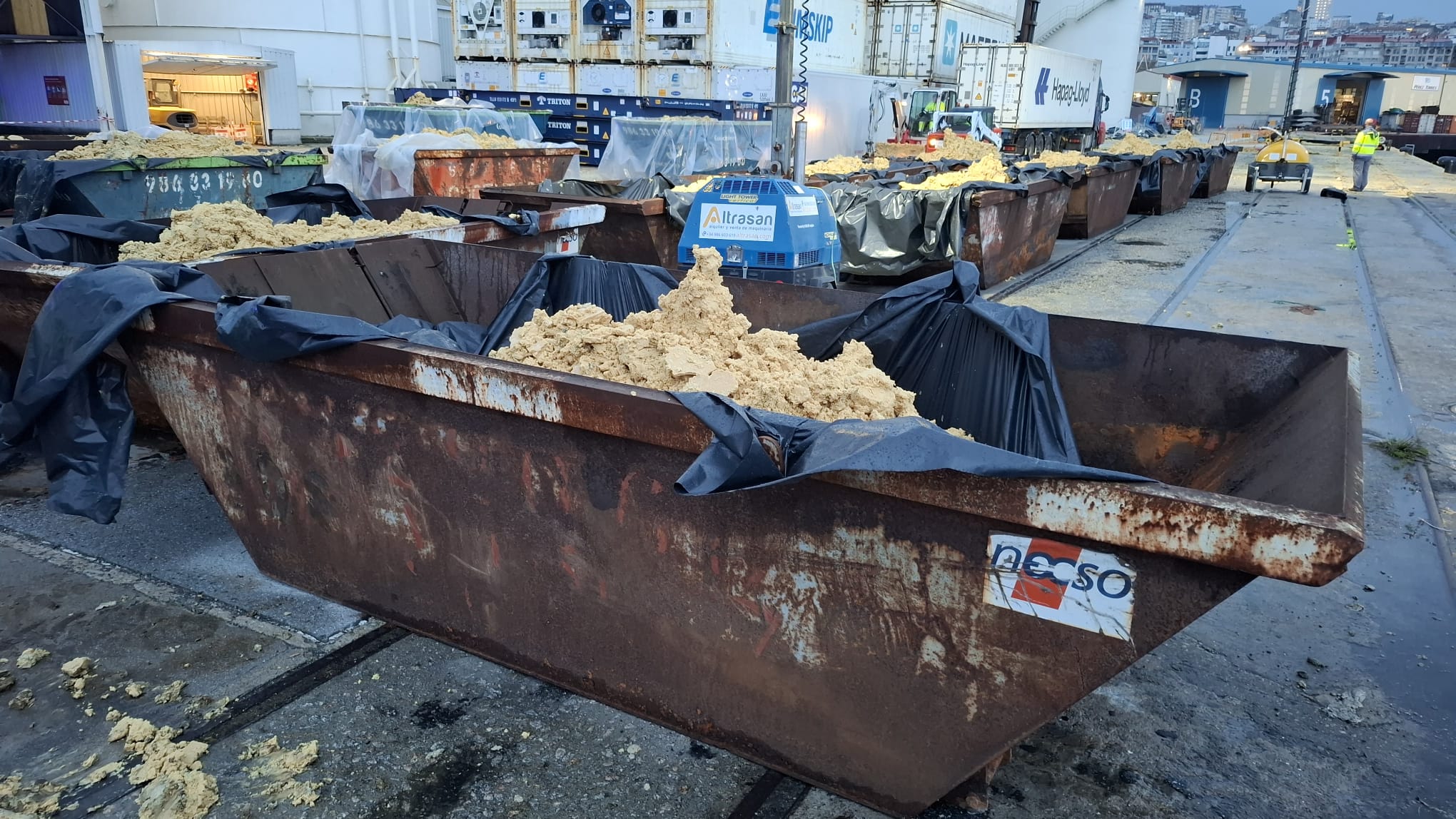 Contenedor con restos de aceite de palma recogidos del mar