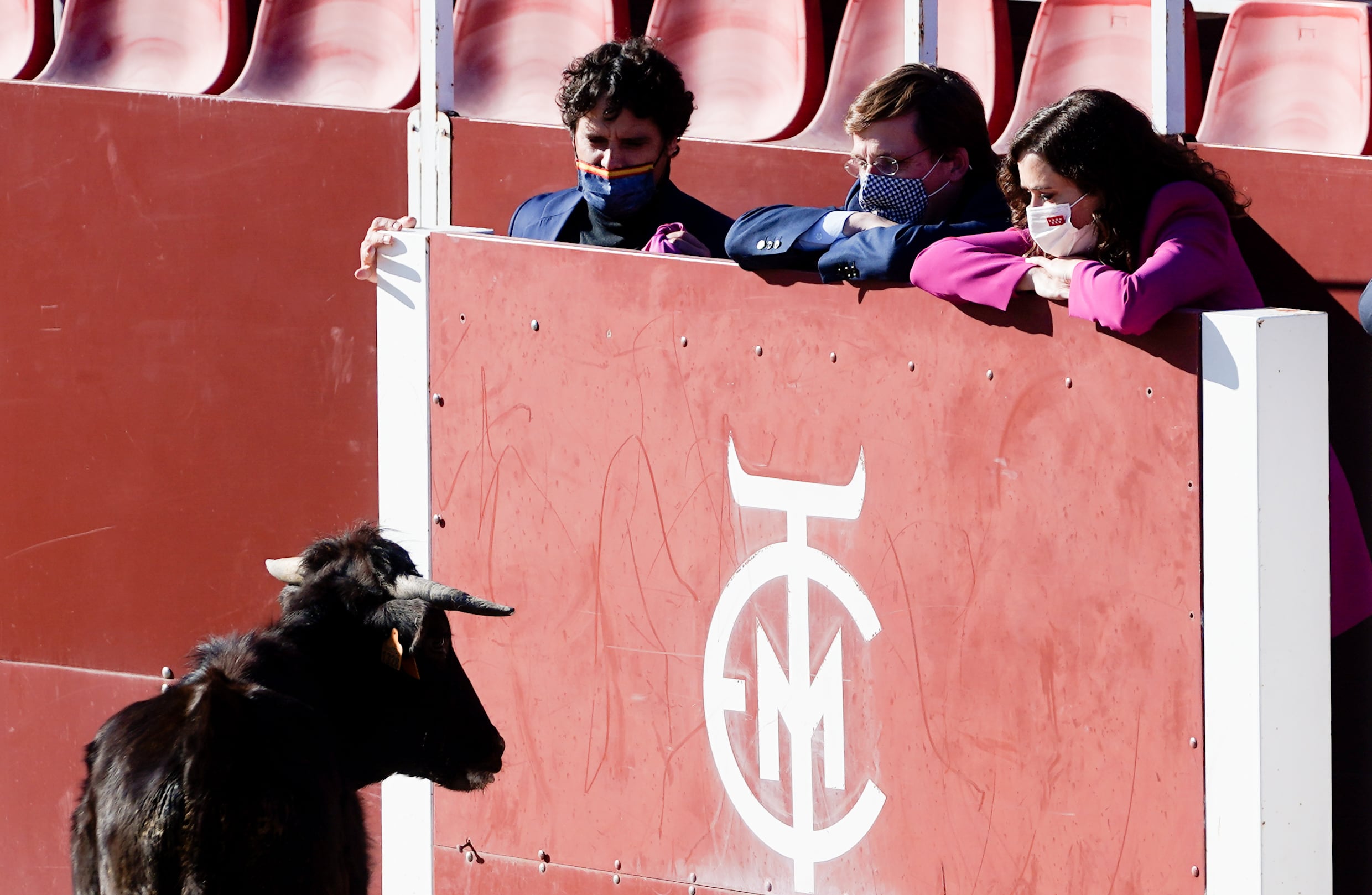 (ARCHIVO) Isabel Díaz Ayuso (d), José Luis Martínez Almeida (c) y Miguel Abellán (i) durante una vista a la Venta del Batán en 2021