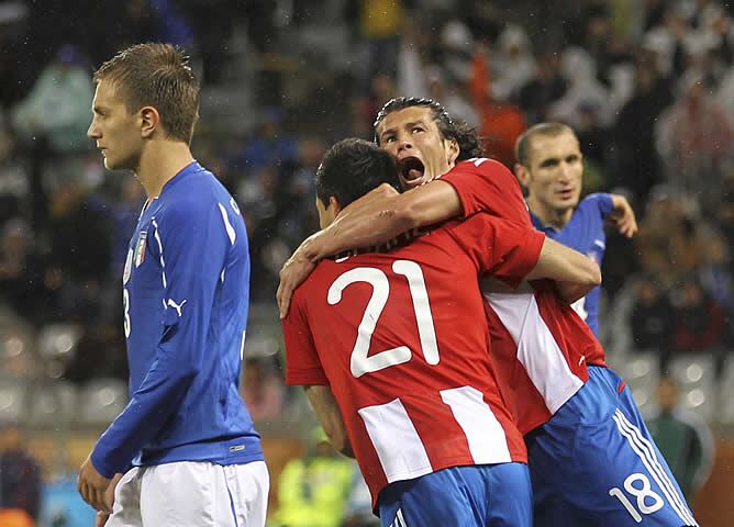 Los paraguayos celebran el gol que les adelantaba en el marcador