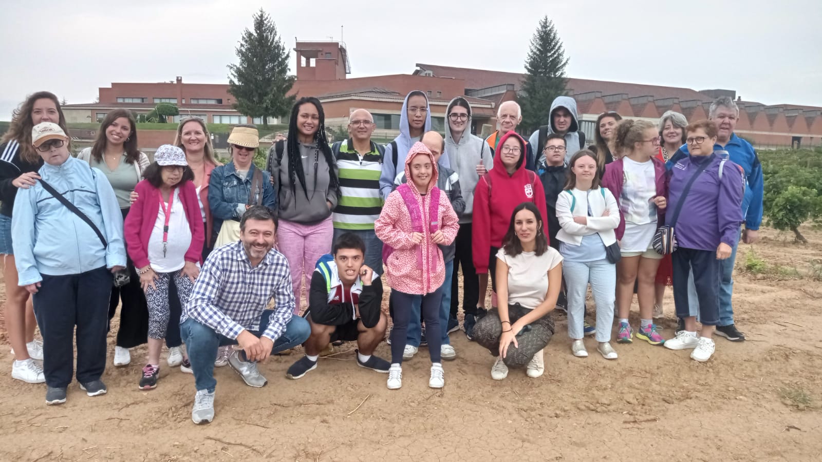 Alumnos del Colegio de Educación Especial ATADES-San Martín de Porres y usuarios del Centro Ocupacional y Residencial Santo Ángel durante la vendimia del Vino de la Amistad