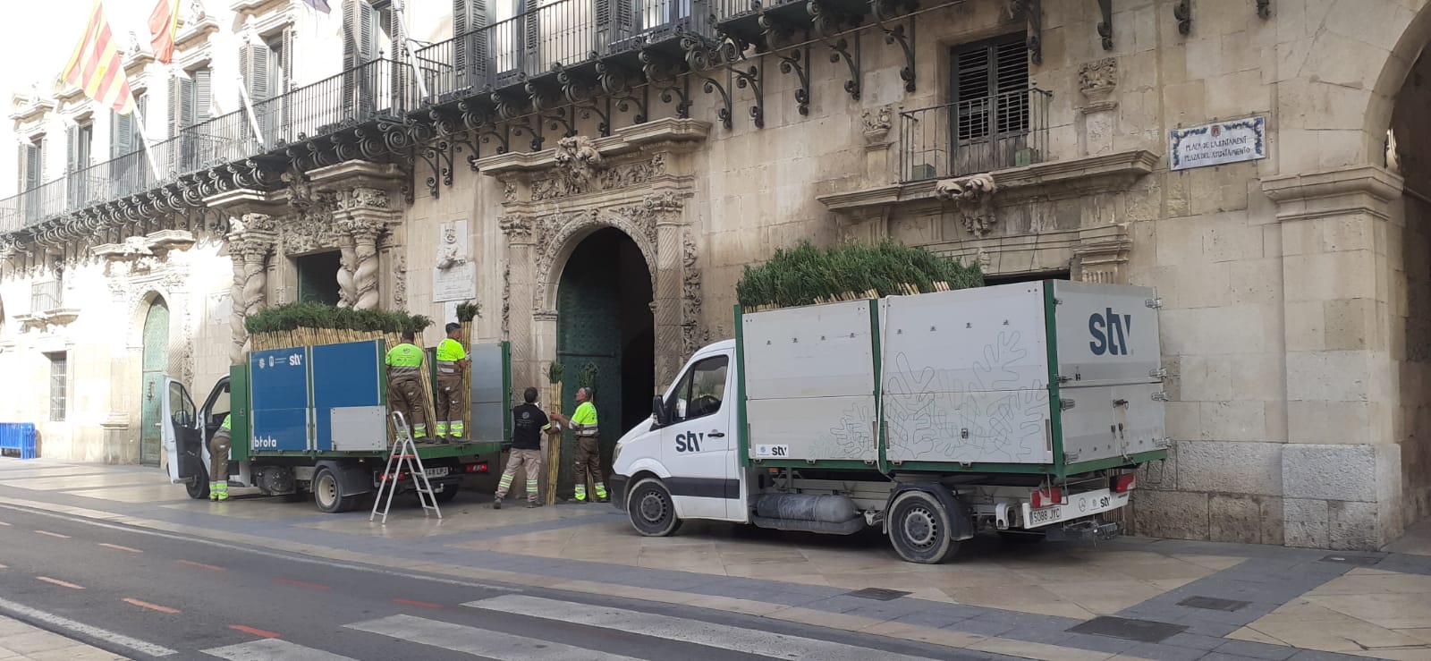 La concesionaria prepara las cañas en la puerta del Ayuntamiento para los romeros de la Santa Faz 2025