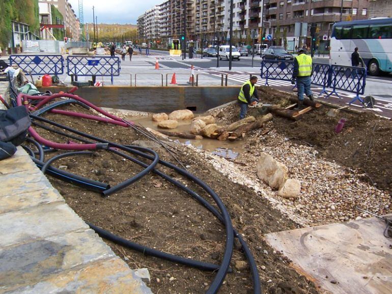 Obras en la Avenida Gasteiz este lunes por la tarde cuando el Ayuntamiento ya ha dado por terminada la reforma