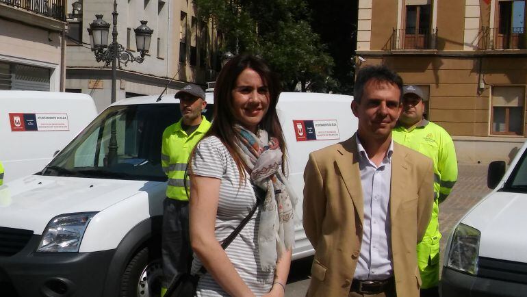 La concejala de Salud, Alba García, junto al técnico de la empresa, Joaquín Rico