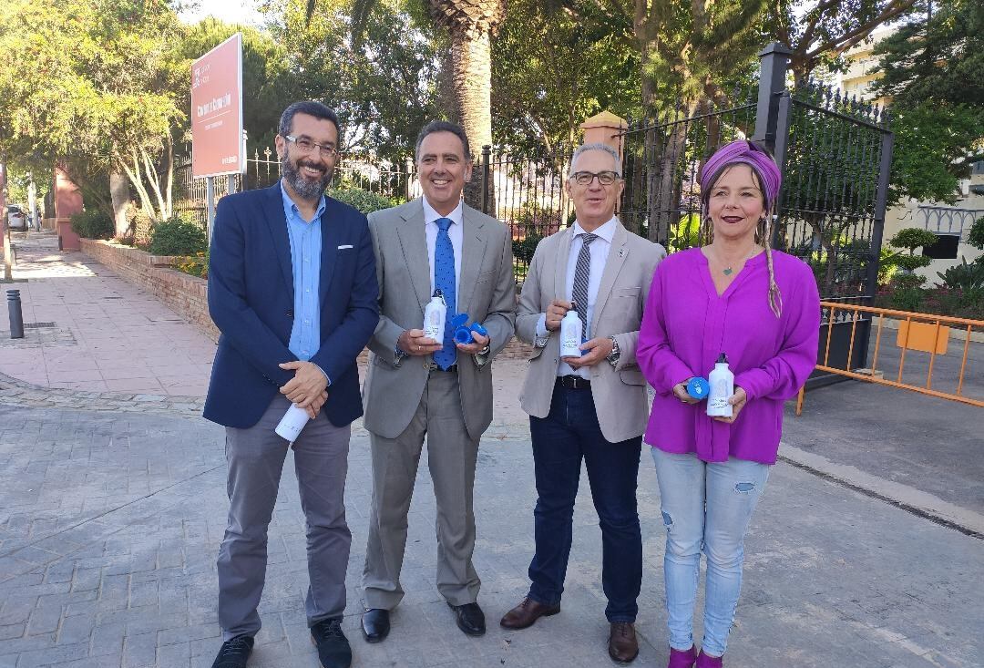 Juan Franco, alcalde de La Línea; Isidoro López, hno. Mayor Hdad. Rocío La Línea; Juan Lozano, presidente mancomunidad; Raquel Ñeco, delegada medio ambiente.