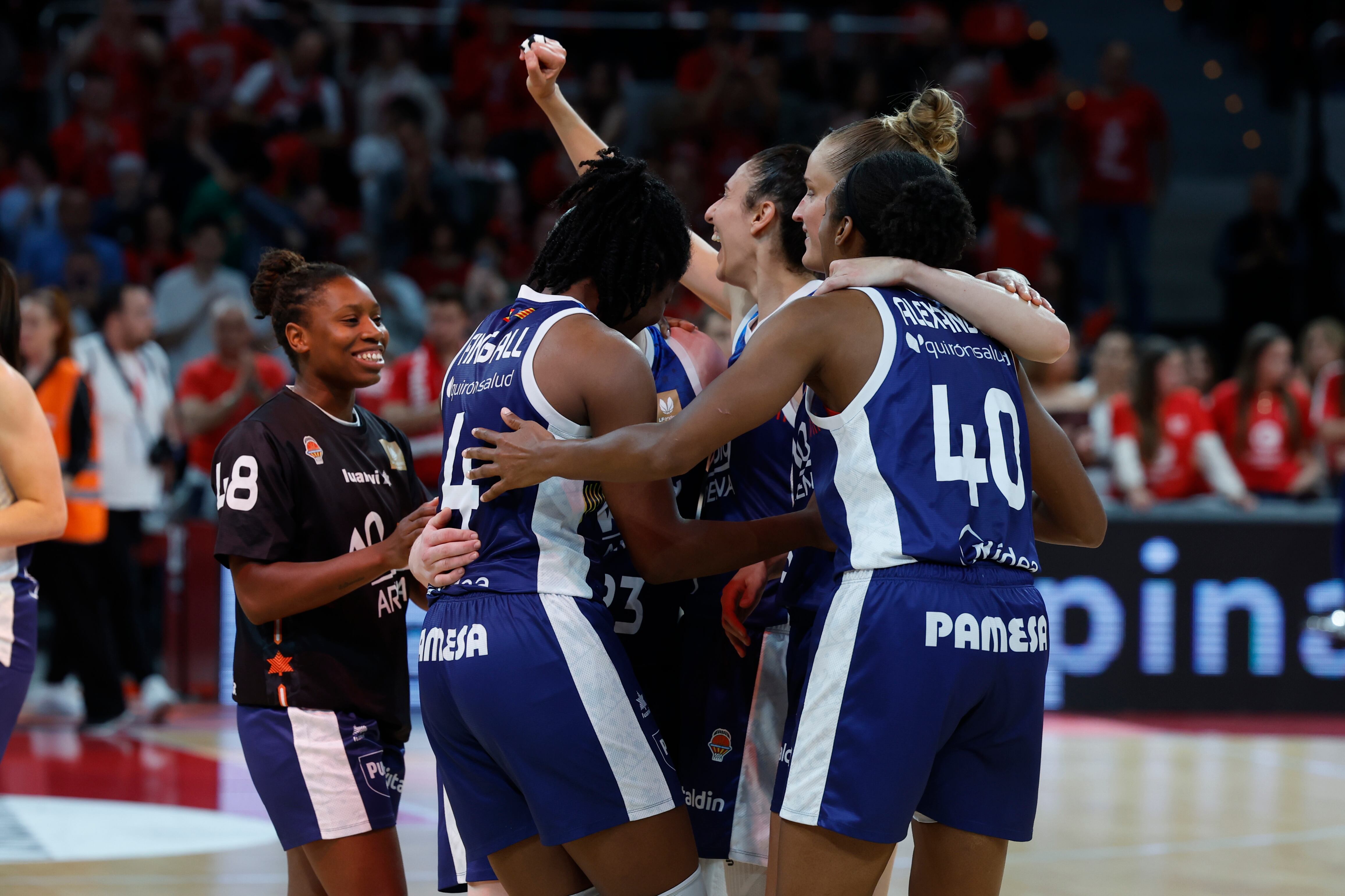 ZARAGOZA, 11/05/2025.- Las jugadoras de Valencia Basket celebran su victoria en los play off final de la Liga Endesa tras derrotar a Casademont Zaragoza en el encuentro que han disputado hoy domingo en el Pabellón Príncipe Felipe de Zaragoza. EFE / Javier Cebollada.
