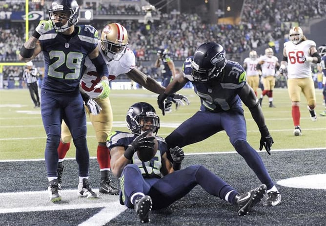 El jugador del equipo de Seattle, en el suelo, durante un choque ante los San Francisco 49ers.