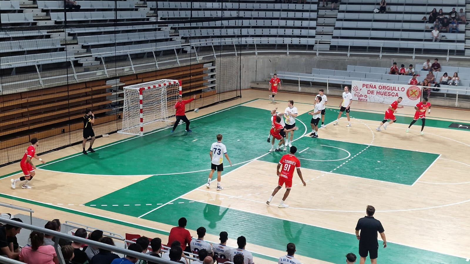 Bada Huesca durante uno de los partidos del triangular disputado en el Palacio de los Deportes
