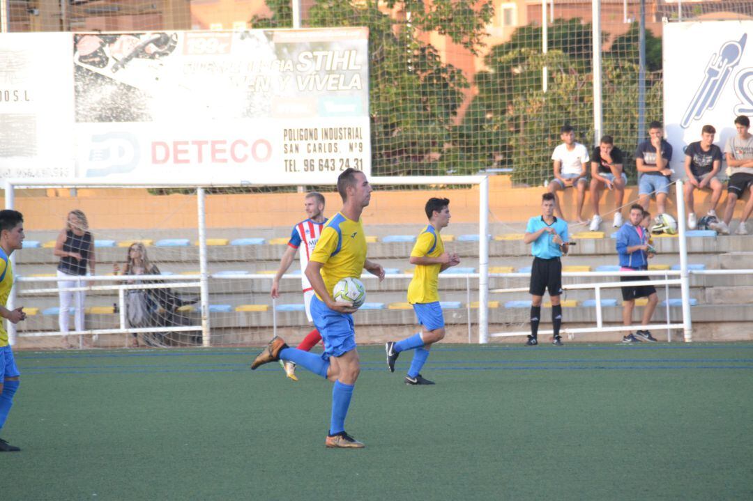 Ferrán con la pelota tras marcar.