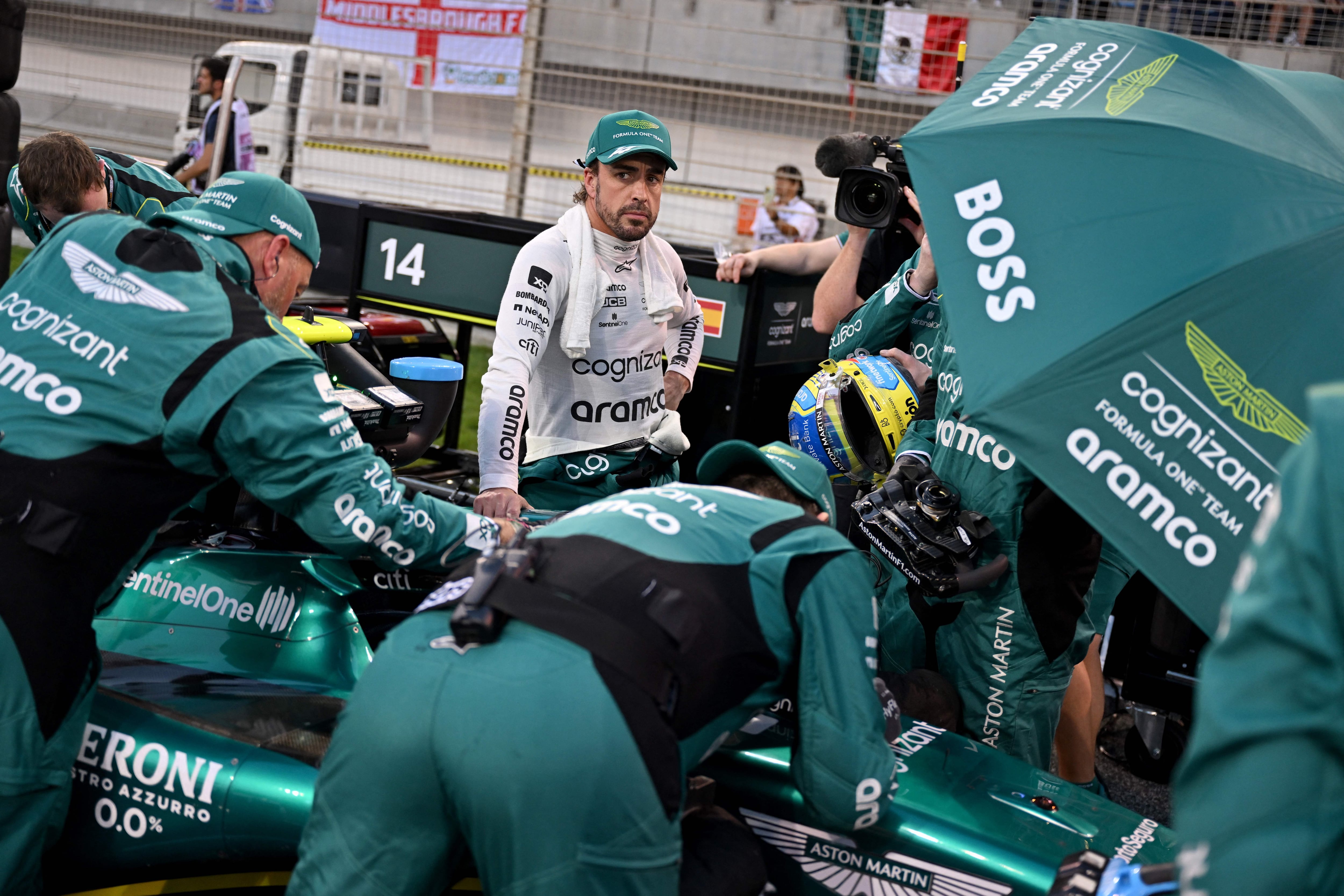 Fernando Alonso junto a los mecánicos de Aston Martin