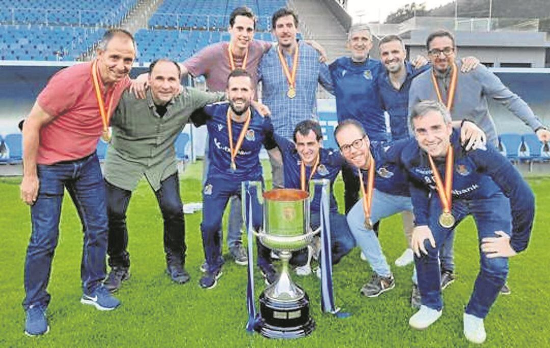 Los integrantes de la Unidad de Reclutamiento posan con la Copa ganada en La Cartuja