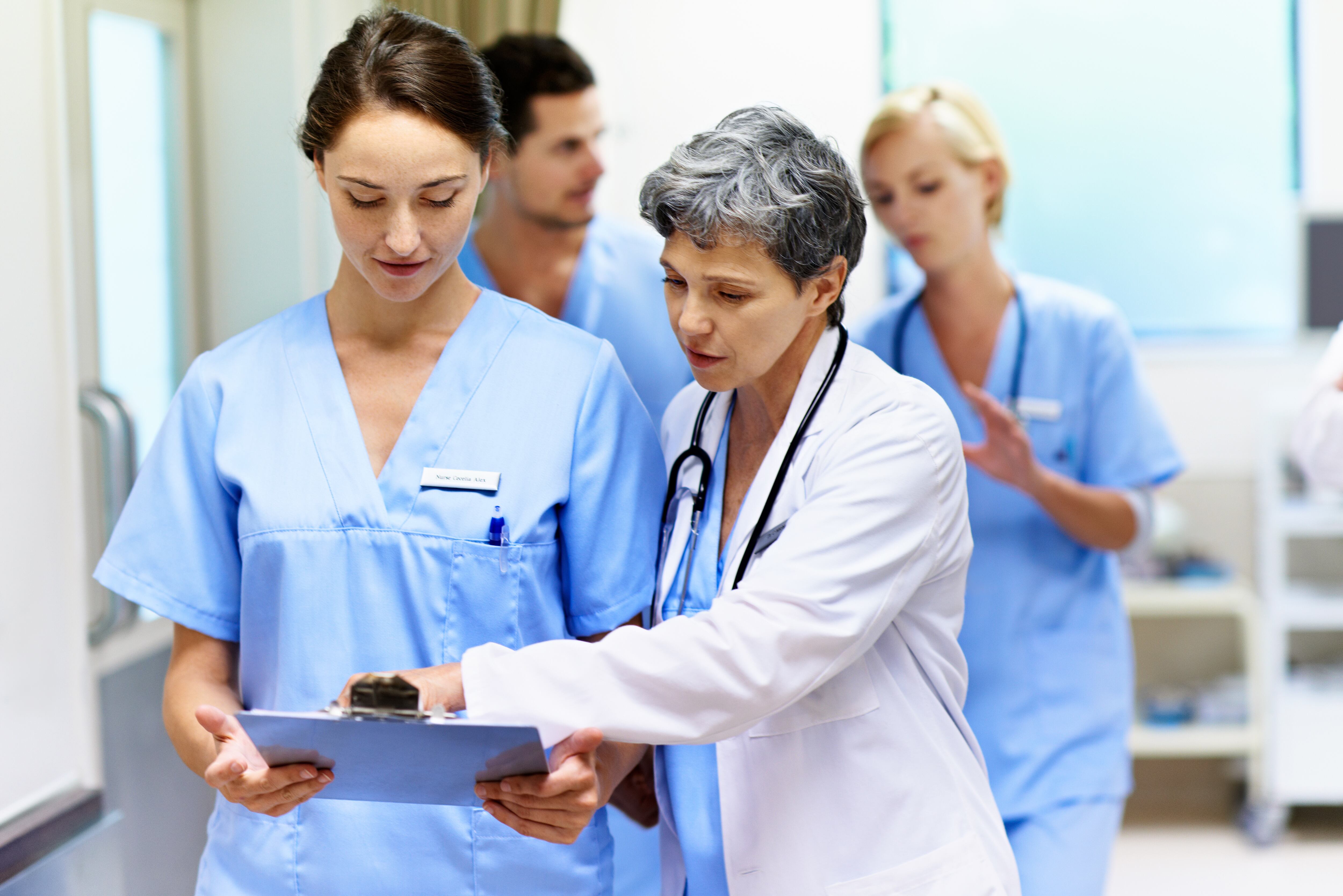 Equipo médico en un centro hospitalario