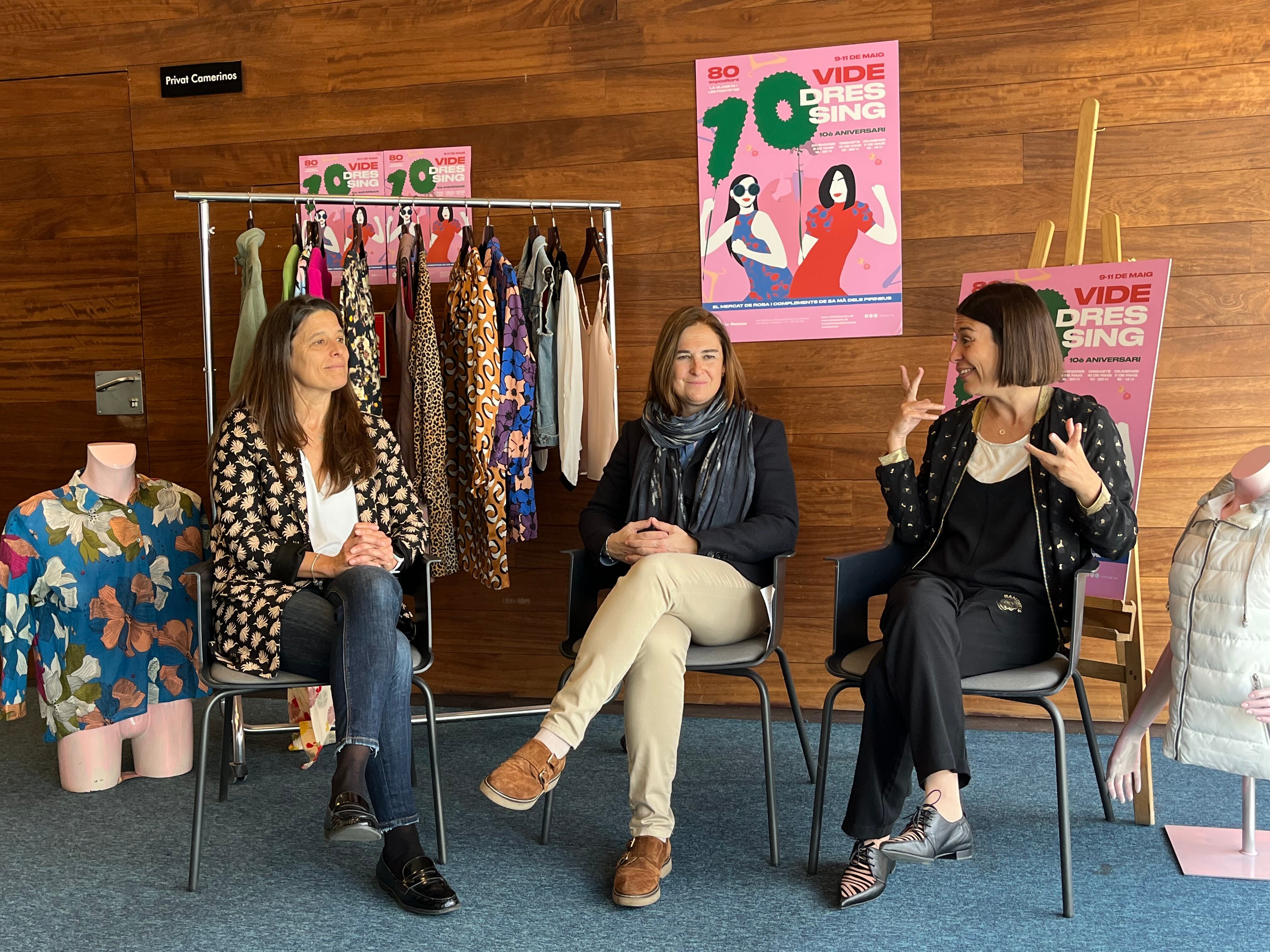 La consellera de Dinamització, Bet Rossell, la Cap de Turisme, Emma Jiménez i la col·laboradora del Vide Dressing, Mercè Miguel.