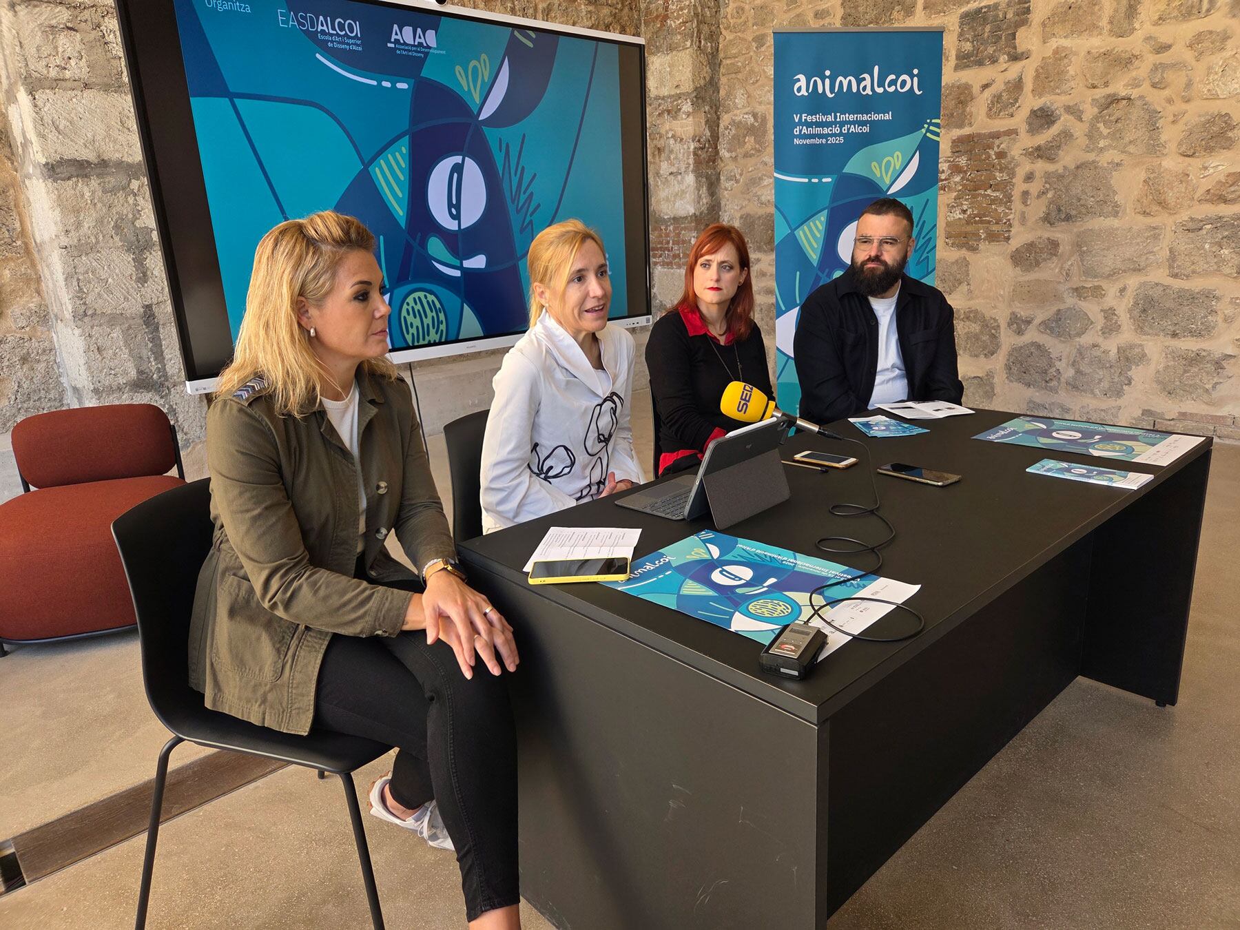 Diana Ortiz, Elisa Guillem, Diana Cortés y Jorge Vañó, durante la presentación del certamen Animalcoi en Rodes