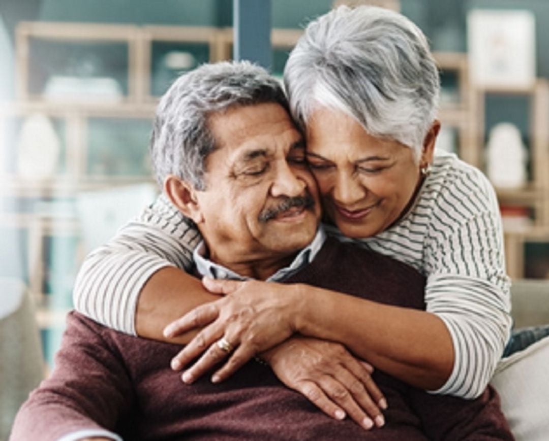 Dos personas de avanzada edad dándose un abrazo