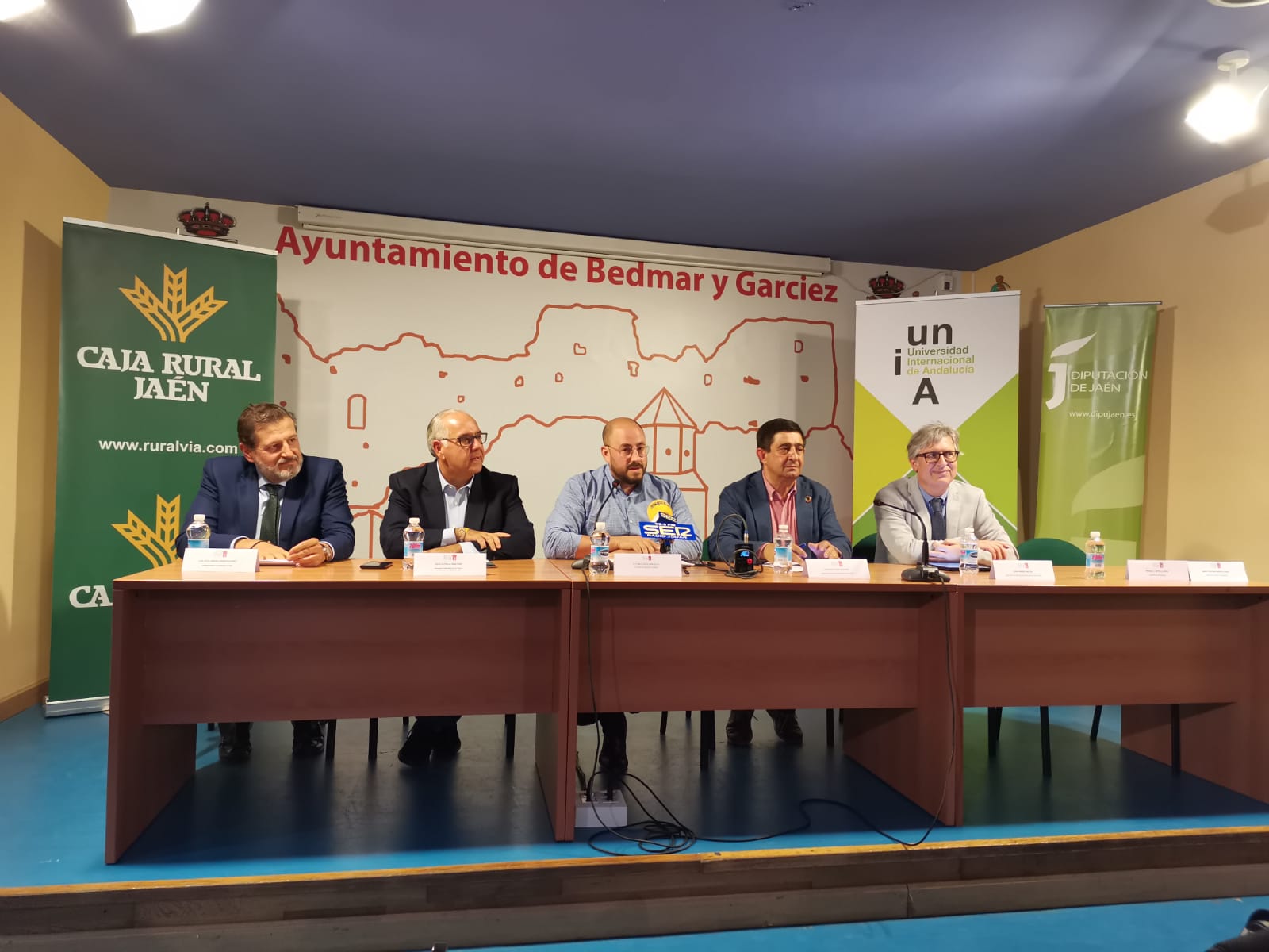 Mesa presidencial en la inauguración del curso en Bedmar