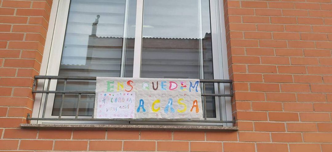 Cartel de Ens Quedem a Casa en Simat de la Valldigna 