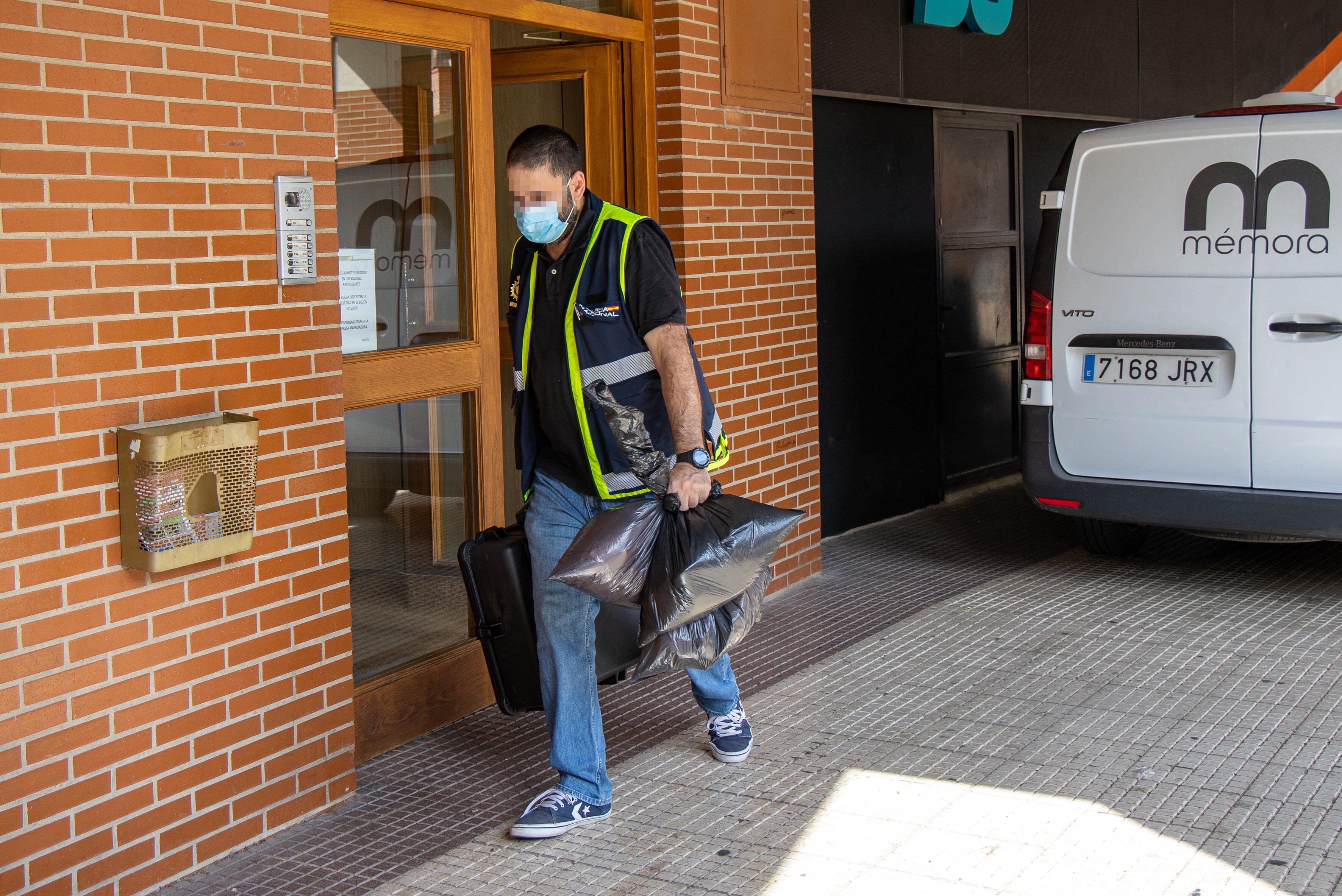 LOGROÑO (LA RIOJA) 08/07/2023.- Agentes de la Policía Nacional y Local de Logroño, en el lugar donde una mujer ha sido hallada muerta a primera de la tarde de este sábado en Logroño, en un posible caso de violencia machista, ha detallado la Delegación del Gobierno en La Rioja en una nota.-EFE/Raquel Manzanares
