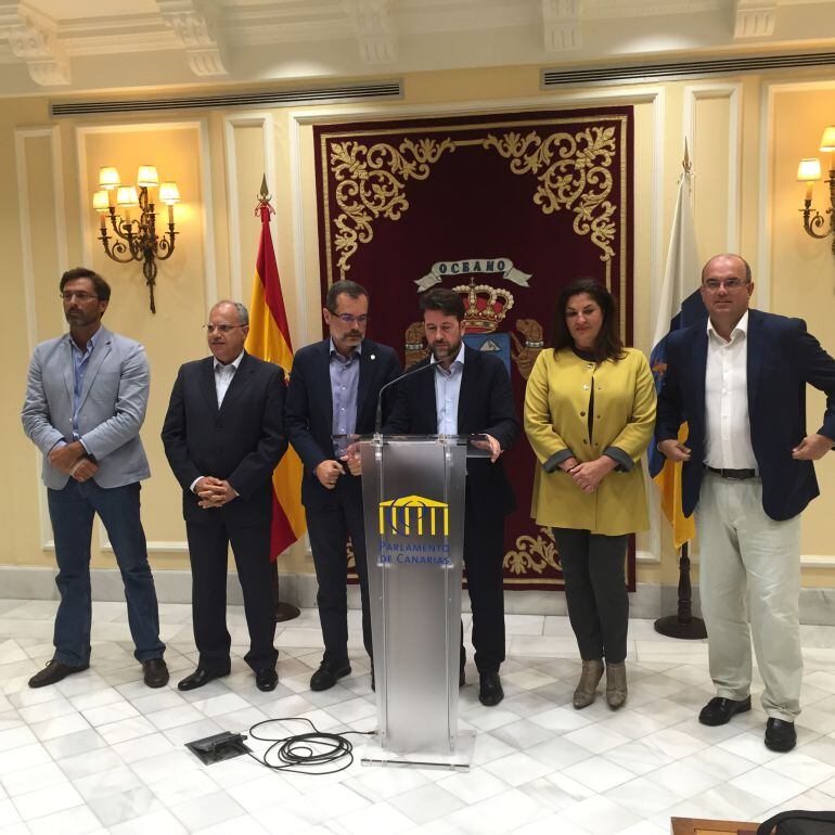 Los presidentes de los Cabildos de La Palma, Lanzarote, La Gomera, Tenerife, El Hierro y Fuerteventura en la presentación del documento. 