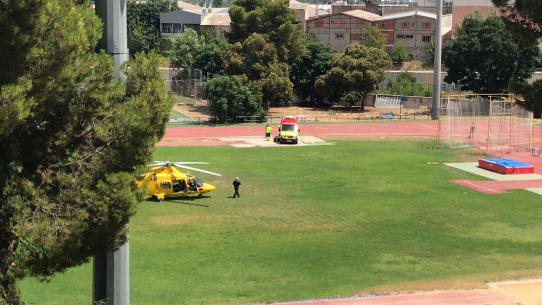 Helicóptero de la Gva 112 en el Poideportivo de Gandia desde donde han trasladado al herido a un hospital de Valencia. 