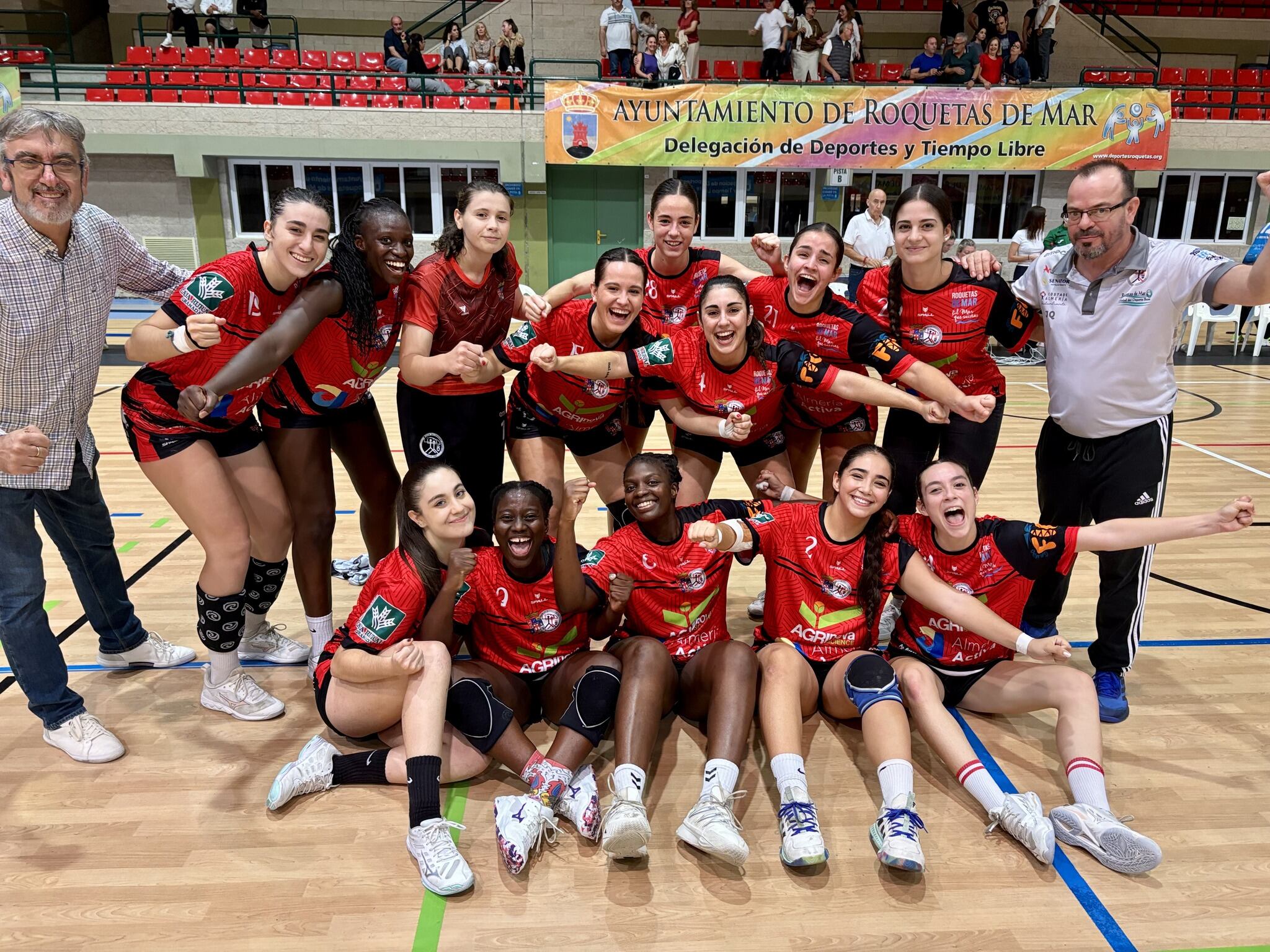 El Agrinova Almería Activa BM. Roquetas firma una remontada épica y conquista su primera victoria de la temporada.