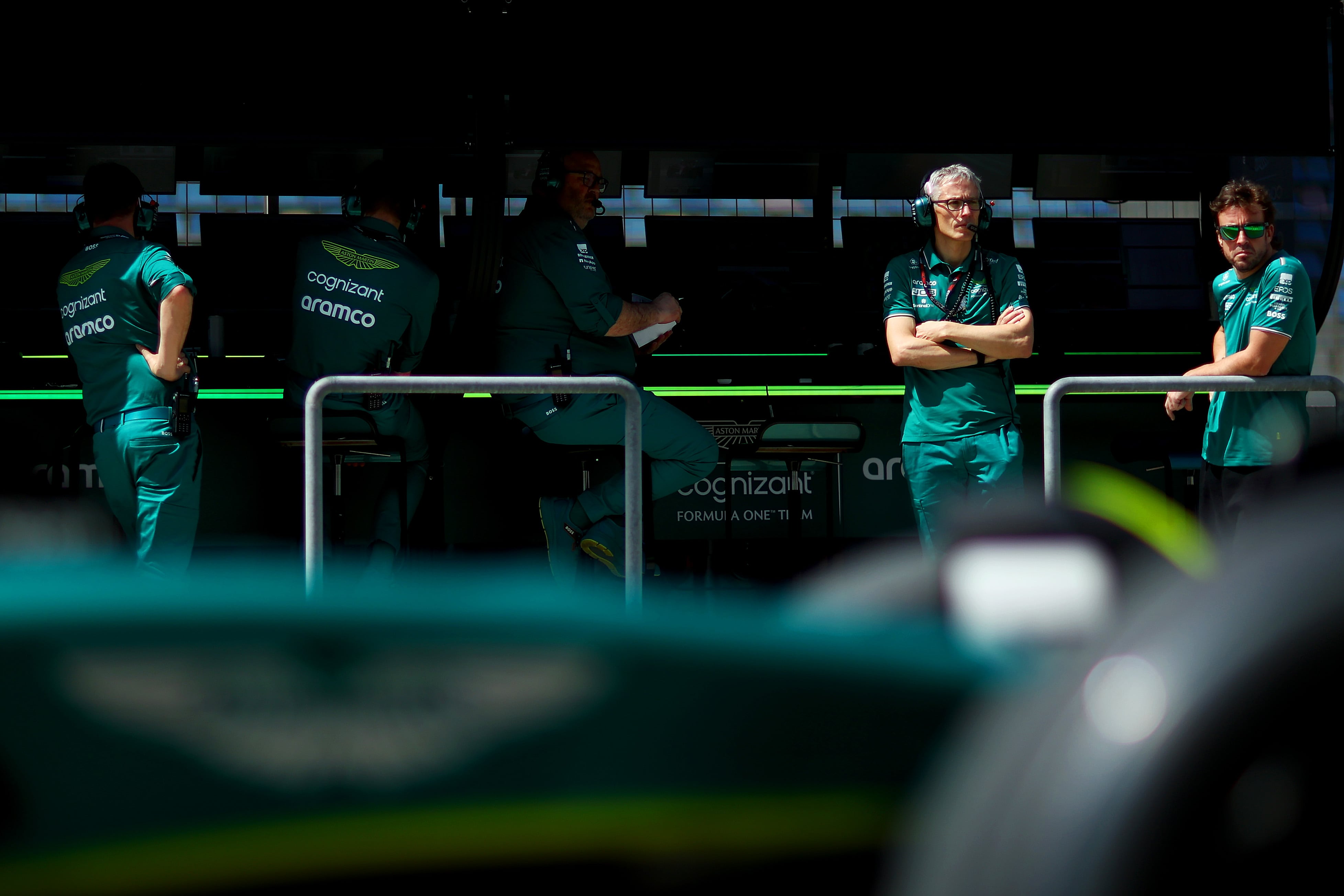 Mike Krack junto a Fernando Alonso durante los test de Bahrain