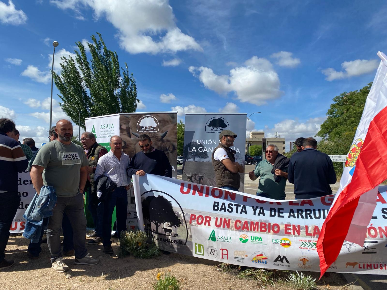 Imagen de la concentración de ganaderos este jueves en Toledo