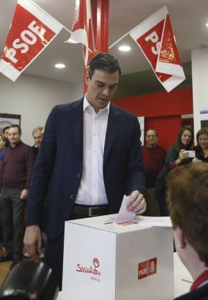 El secretario general del PSOE, Pedro Sánchez, desposita su voto en una urna, en la sede del PSOE-M de Pozuelo de Alarcón.