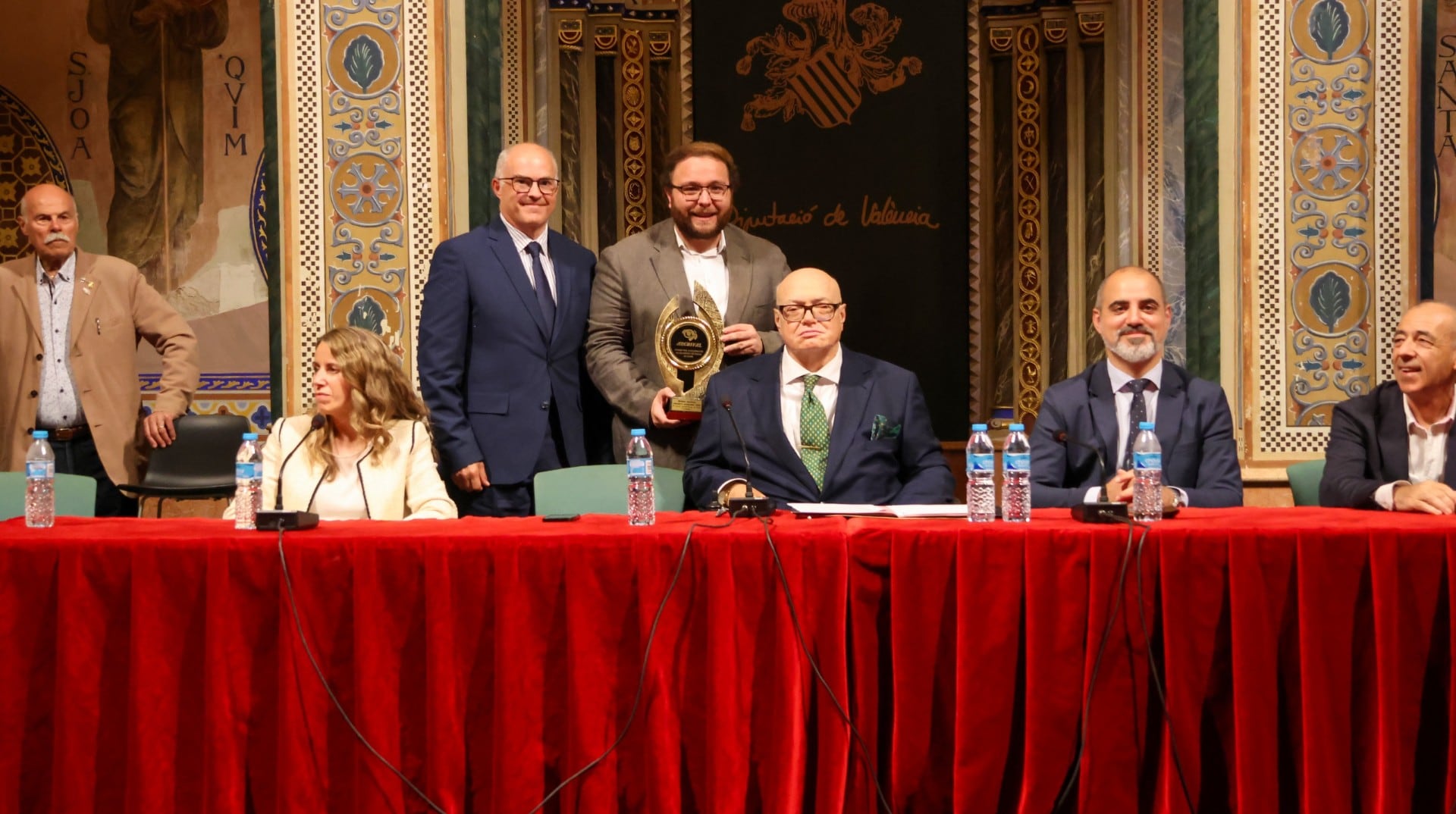 El concejal, Vicent Bou, recogiendo el reconocimiento de Archival por su compromiso con el patrimonio histórico-cultural en la Diputació de València.