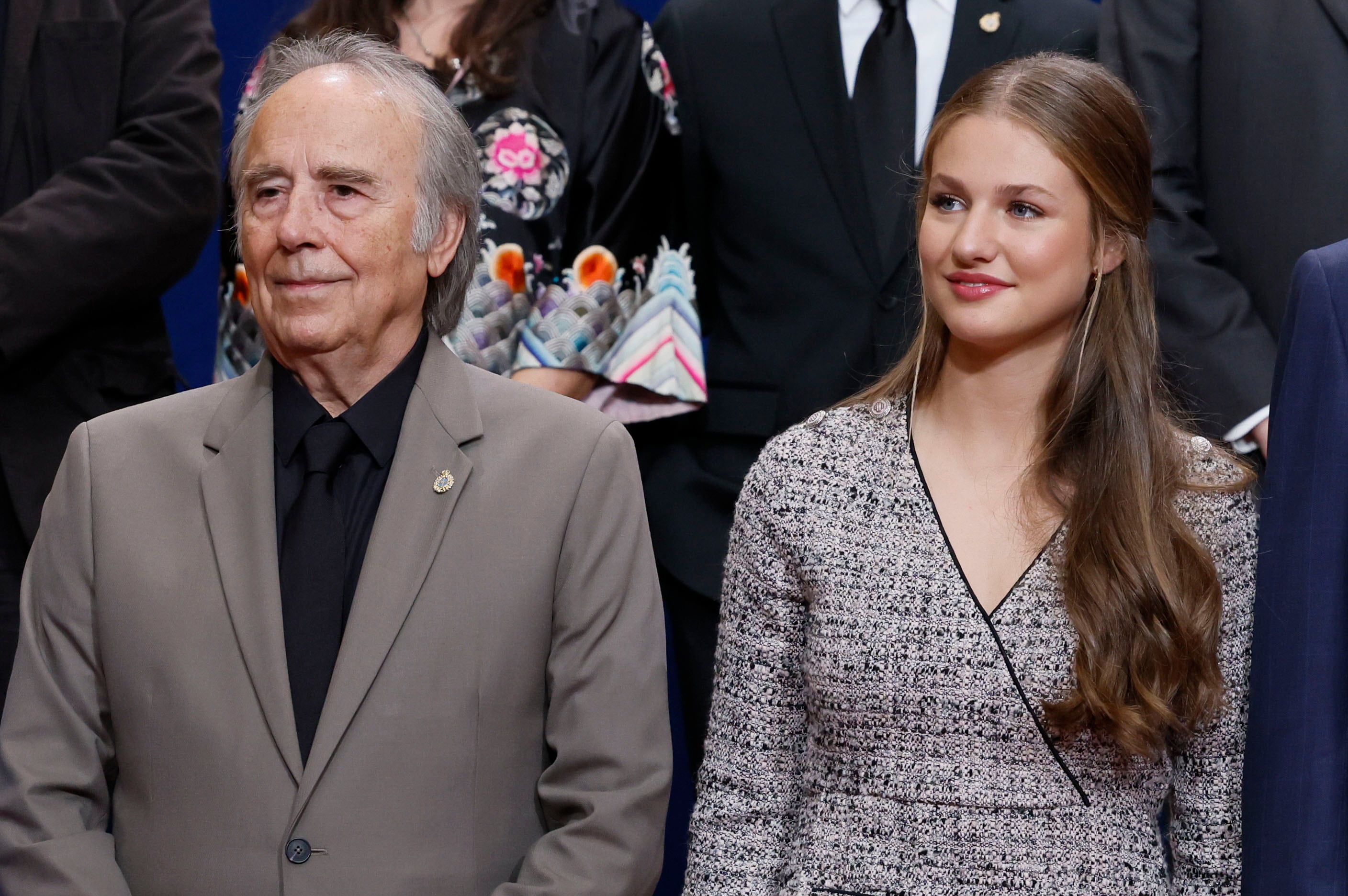 La princesa Leonor (d) y el cantante Joan Manuel Serrat (i) premio Princesa de Asturias 2024 de Artes, durante la audiencia a los premiados celebrada este viernes en Oviedo.