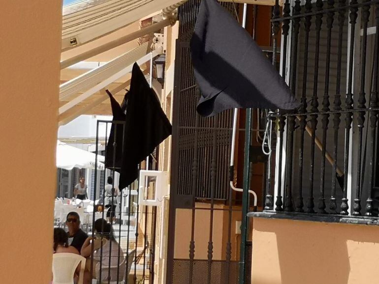 Banderas negras en "Los camarotes" de Getares