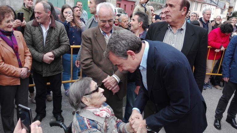 José Luis Rodríguez Zapatero saluda a una vecina de Matarrosa del Sil