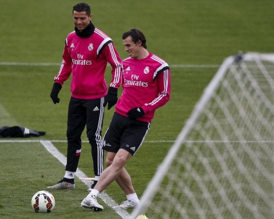 Cristiano y Bale, en el último entrenamiento del Madrid antes del Clásico / REUTERS