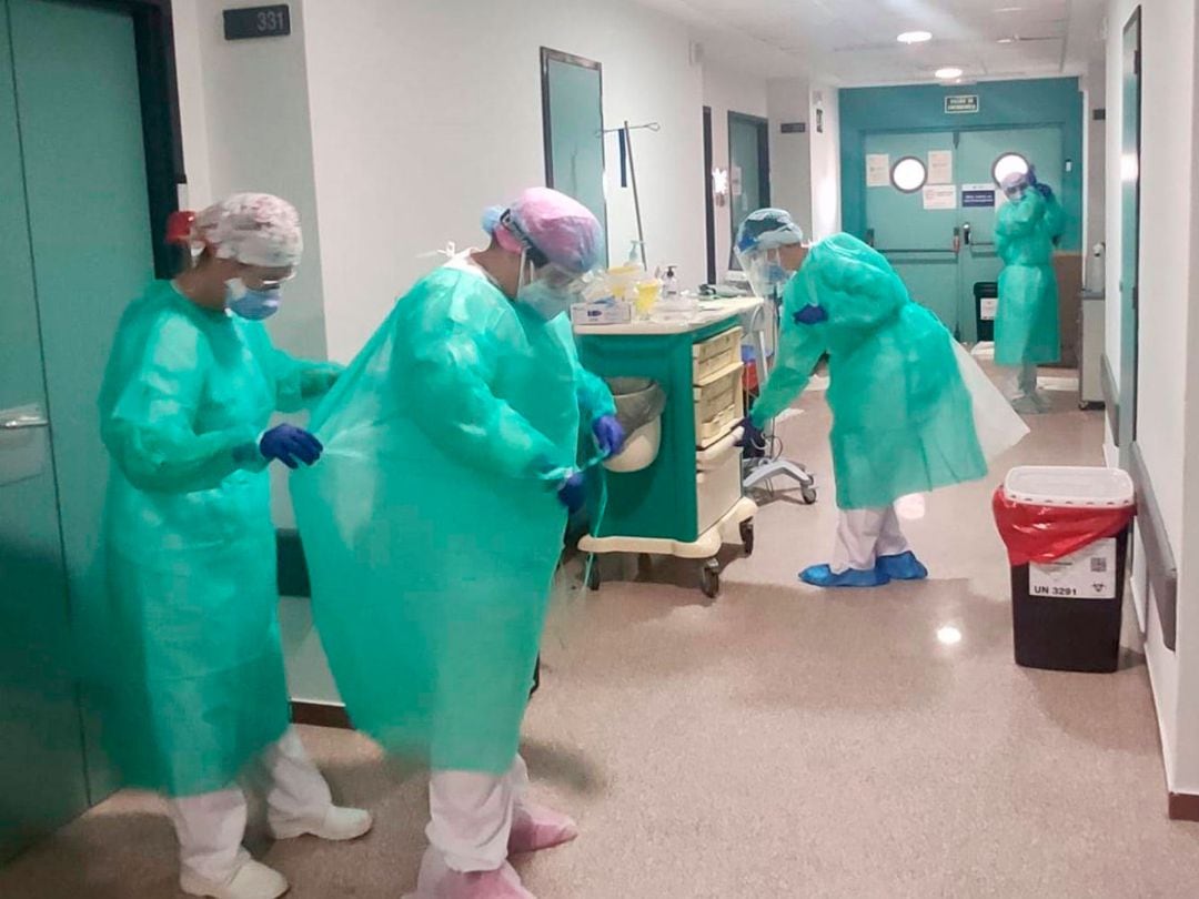 Imagen de cuatro componentes de enfermería del Departamento de Salud de Alcoy en los momentos más intensos en plena pandemía