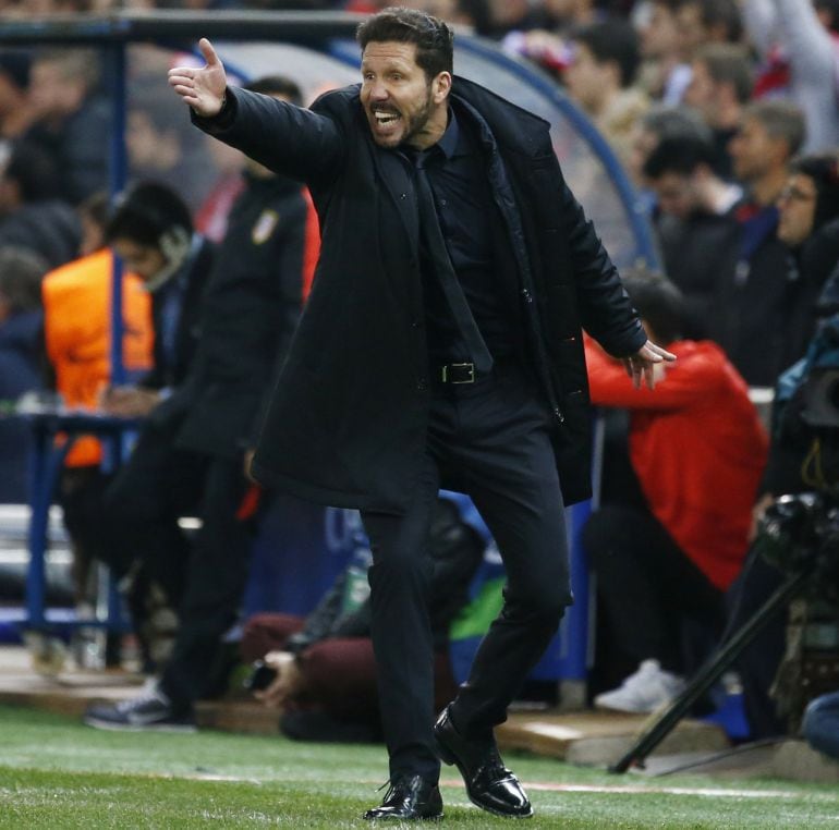 Simeone da instrucciones a sus jugadores durante el encuentro de cuartos de final de la Champions frente al Barça.