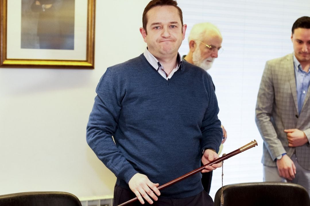 Juan Domingo de Deus, alcalde de Mugardos, posa con su bastón de mando