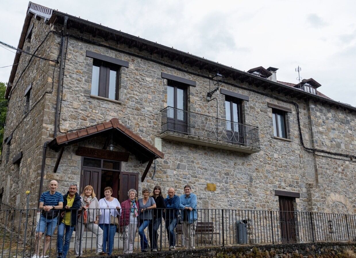 Edificio que alberga el cine de Isaba con el grupo de personas que lo sacan adelante, con Mikel Lahidalga a la izquierda.