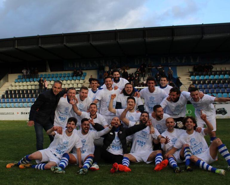 Los jugadores gimnásticos celebrando el primer puesto