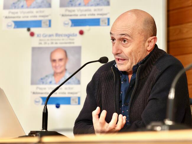 LOGROÑO, 02/11/2023.- El actor riojano Pepe Viyuela interviene durante su presentación como padrino de la XI Gran Recogida del Banco de Alimentos de La Rioja, que se celebrará del 24 al 26 de noviembre, este jueves en Logroño. EFE/ Raquel Manzanares